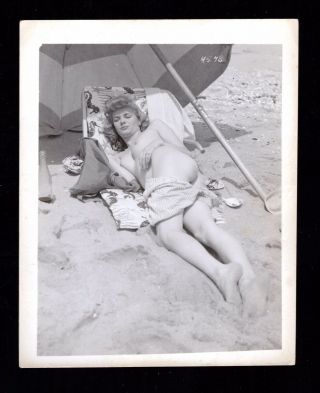 Nude Housewife Vtg 50s B&w Amateur Female Photo Pinup Woman On Beach