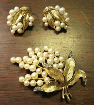 Vtg Crown Trifari Gold Tone Faux Pearls Floral Spray Brooch Clip Earrings Set