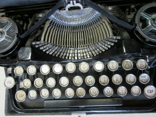 Vintage Underwood Portable Typewriter w/case 2