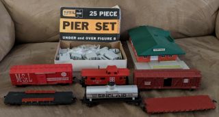 Vintage O Scale Train Cars And N Scale Pier/building - Railroad Railway Trains