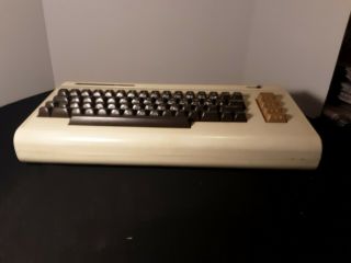 VINTAGE COMMODORE VIC 20 COMPUTER KEYBOARD,  WITH 6 VIC COMM JOURNALS 2