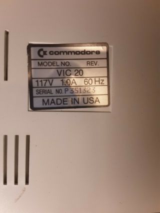 VINTAGE COMMODORE VIC 20 COMPUTER KEYBOARD,  WITH 6 VIC COMM JOURNALS 8