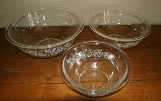 Vintage Pyrex Nesting Mixing Bowls Set Of 3 Colonial Mist Clear/white