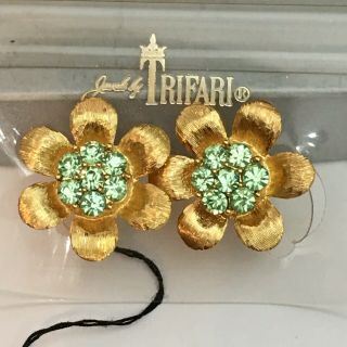Vintage Signed Crown Trifari Green Rhinestone Gold Tone Floral Clip On Earrings