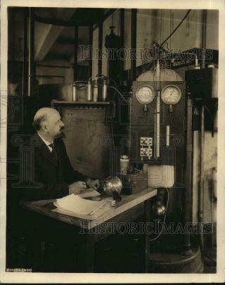 1923 Vintage Photo Dr.  C.  W.  Kanolt Bureau Standards Makes Hydrogen.