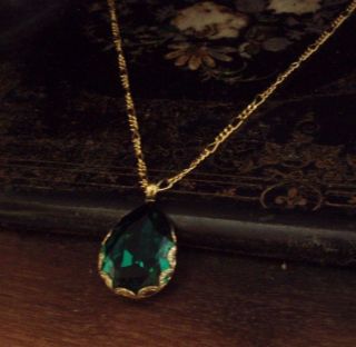 Vintage Emerald Green Teardrop Crystal Pendant Necklace Gold Plated.