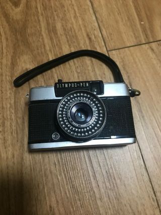 Vintage Film Camera - Olympus Pen Ees - 2 Zuiko F2.  8