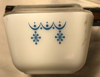 2 Vintage Pyrex 501 B 1 1/2 Cup Blue Snowflake Garland Dish w/ Lids & Extra Lid 6
