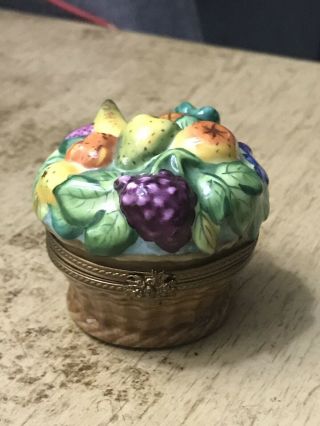 Vintage Fruit Grapes Banana Basket Peint Main Limoges Porcelain Trinket Box