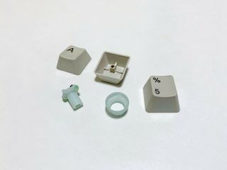 COMMODORE AMIGA 2000; A3000; A4000 KEYBOARD KEY CAPS with GREENish PLUNGER 3