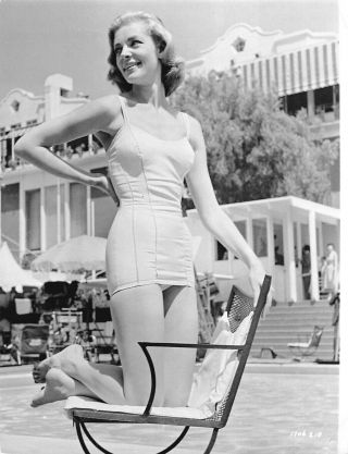 Lauren Bacall Vintage Sexy Leggy 50s Barefoot Swimsuit Cheesecake Pinup Photo