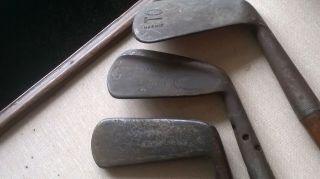VINTAGE GOLF CANVAS BAG WITH 4 HICKORY GOLF CLUBS,  1 LEATHER GOLF BALL MASHIE 7