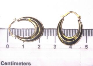 10k yellow gold ladies hollow hoop earrings.  7g estate womens vintage 4