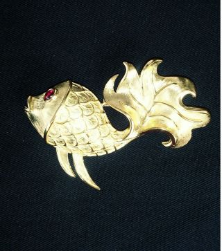 Vintage Crown Trifari Signed Gold Tone Fish Brooch