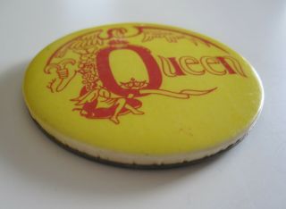 Queen : Vintage 1970s Yellow Large Metal Pin Badge Freddie Mercury