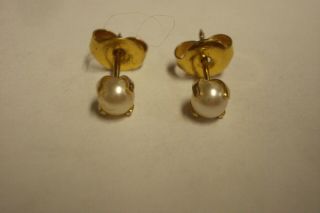 Vintage 4 Mm White Pearl And 14 Kt Yellow Gold 4 Prong Stud Earrings
