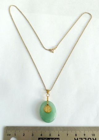 A VINTAGE 1980s GOLD TONE PENDANT NECKLACE WITH CHINESE PALE GREEN JADE 2