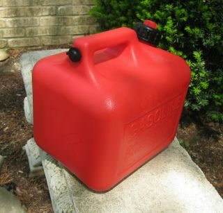 Vintage Midwest 2 Gallon 8 Oz Vented Red Plastic Gas Can Model 2200 w / Tag 3