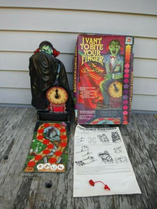 Vintage 1981 Hasbro I Vant To Bite Your Finger The Dracula Vampire Board Game