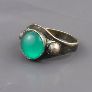 Vintage Sterling Silver Ring W Emerald Green Round Stone Feature - Size J