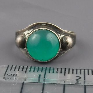 Vintage Sterling Silver Ring w Emerald Green Round Stone Feature - Size J 2
