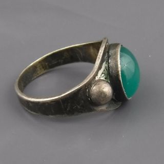 Vintage Sterling Silver Ring w Emerald Green Round Stone Feature - Size J 3