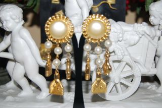 LONG VINTAGE 1980 ' S GOLD TONED METAL & FAUX PEARLS HANGING CHARMS CLIP EARRINGS 2