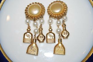 LONG VINTAGE 1980 ' S GOLD TONED METAL & FAUX PEARLS HANGING CHARMS CLIP EARRINGS 3