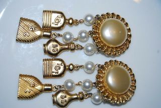 LONG VINTAGE 1980 ' S GOLD TONED METAL & FAUX PEARLS HANGING CHARMS CLIP EARRINGS 4