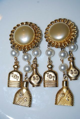 LONG VINTAGE 1980 ' S GOLD TONED METAL & FAUX PEARLS HANGING CHARMS CLIP EARRINGS 5