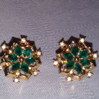 Vintage Trifari Gold Tone Green Rhinestone Flower Clip Earrings