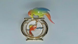 VINTAGE GOLD CROWN JELLY BELLY BIRD WITH FISH BOWL PIN 1980 ' S 2