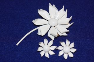Vintage White Enamel Flower Brooch Pin And Clip Earrings Set