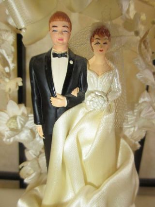 Vtg 50s BRIDE GROOM WEDDING CAKE TOPPER Sweetheart Dress Pillbox Hat Flower Arch 2
