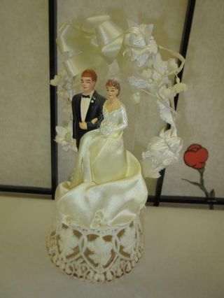 Vtg 50s BRIDE GROOM WEDDING CAKE TOPPER Sweetheart Dress Pillbox Hat Flower Arch 4