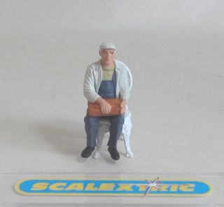 Vintage Style Seated Man In Cap For Scalextric Airfix Ninco Scx Fly & More 1.  32