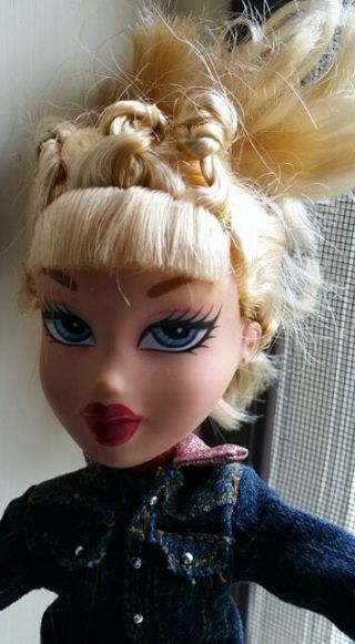 Vtg Bratz Girlz Doll Mga Blonde Hair Cloe W/ Jeans Outfit And Shoes Vguc