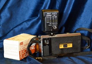 Vintage Kodak Instamatic 500 Camera Schneider Kreuznach F 2.  8 38mm Lens W/ Flash