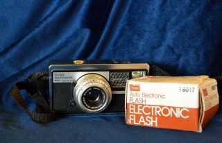 Vintage Kodak Instamatic 500 Camera Schneider Kreuznach f 2.  8 38mm Lens w/ Flash 5