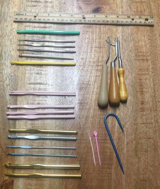 17 Vtg Crochet Hooks Various Sizes & Material Read & Look At Pictures