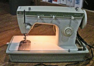 Vintage Singer Fashion Mate 252 Zig - Zag Sewing Machine,  In Portable Case