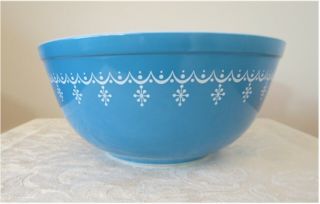 Vintage Pyrex 403 Blue Snowflake Garland Mixing Bowl 2 - 1/2 Qt