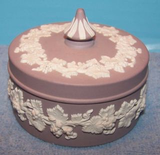 Lovely Vintage Wedgwood Lilac White Jasperware Trinket Dresser Box Grapes 2