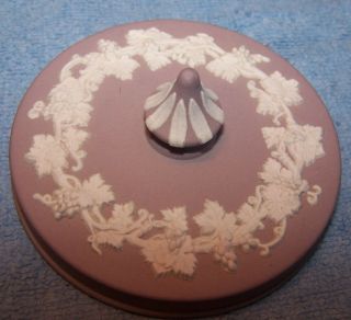 Lovely Vintage Wedgwood Lilac White Jasperware Trinket Dresser Box Grapes 3