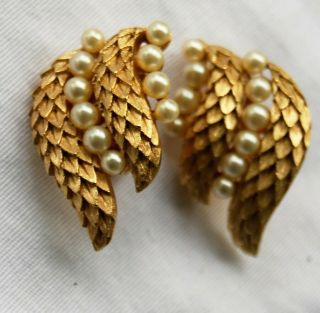 Vintage Trifari Goldtone And Faux Pearl Clip On Earrings 1.  25 " X 0.  75 "