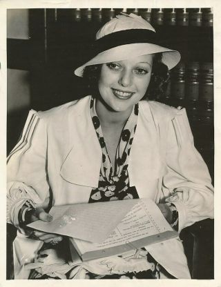 Loretta Young Candid Studio Contract Signing Vintage 1933 Press Photo