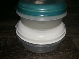 Rubbermaid 2 Vtg Round Container Nesting Servin Saver Bowls 1.  4 Qt,  1.  8 Pt.