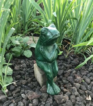 Vintage Concrete Cement Courting Sitting Frog Garden Outdoor Statue