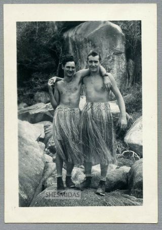 942 Hula Hotties Shirtless Men In Grass Skirts,  Vintage Gay Int Photo