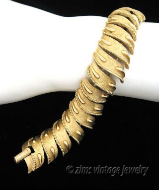 Vintage Crown Trifari Signed Mid Century Modernist Textured Gold Link Bracelet